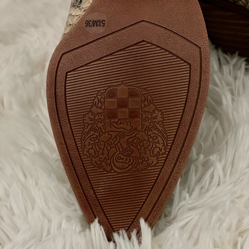 VINCE CAMUTO - Picture 3 of 3